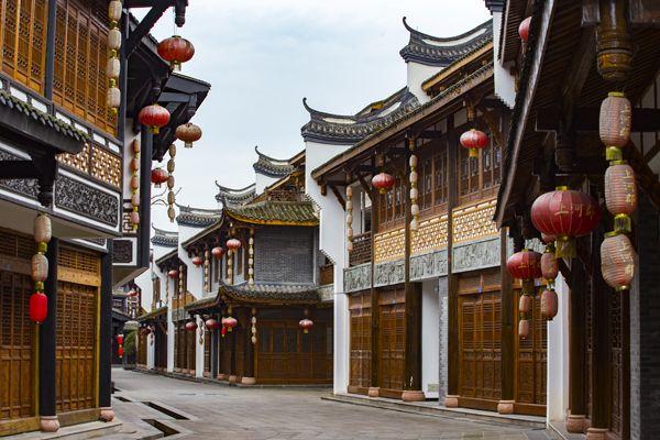 周黑鸭CEO张宇晨现身上海虹桥站:想抓住春运这波人流